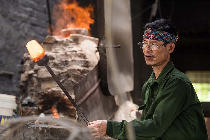 Làng Xối Trì xưa kia sản xuất đa dạng các mặt hàng về thủy tinh như cốc, chén, chai, lọ, bóng đèn… thế nhưng hiện tại, các xưởng chỉ còn sản xuất cốc vại uống bia.