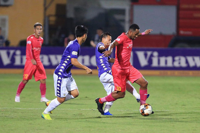 Sài Gòn FC (áo hồng) đang chơi thăng hoa tại V-League 2020