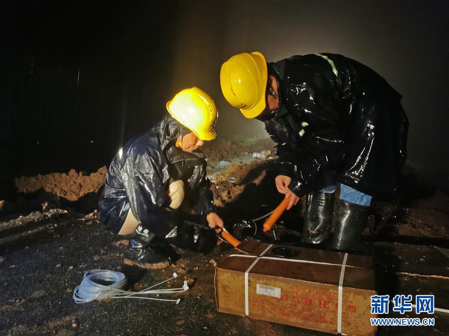 Công nhân chuẩn bị mìn phá đê ở An Huy (ảnh: Xinhua)