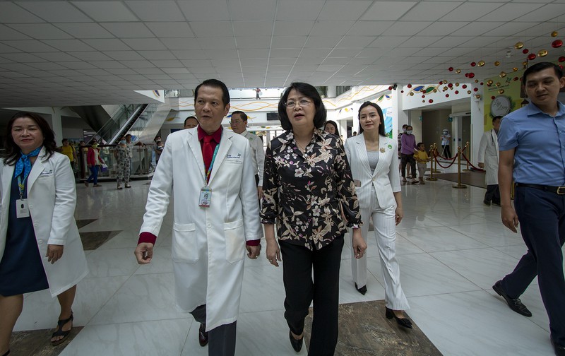 Phó chủ tịch nước Đặng Thị Ngọc Thịnh trên đường vào thăm hai bé. Ảnh: Nguyệt Nhi&nbsp;