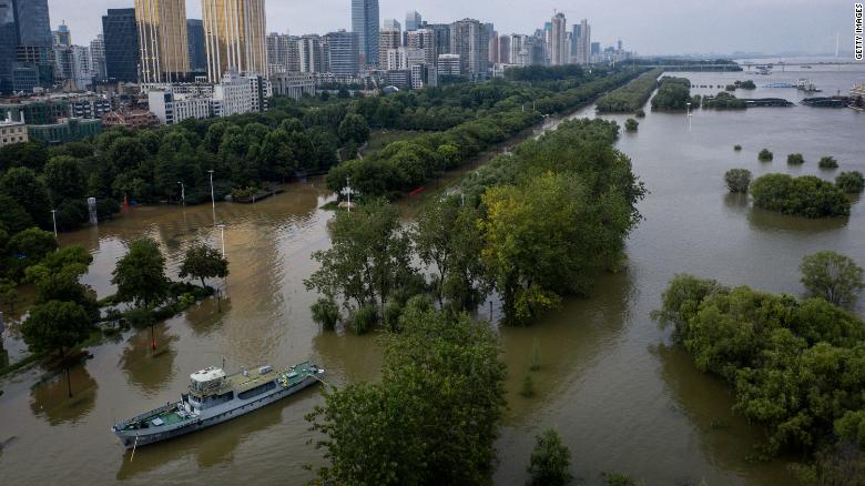 Công viên ở thành phố Vũ Hán ngập trong nước.