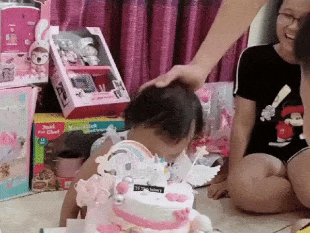 Bạn trẻ - Cuộc sống - Quế Ngọc Hải "chơi lầy", úp bánh sinh nhật vào mặt khiến cô con gái 2 tuổi khóc thét