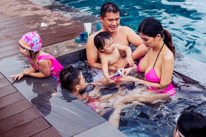 Hoa hậu sinh 6 con được bạn trai tặng biệt thự 100 tỷ khoe vòng 1 nóng bỏng bên bể bơi - 1