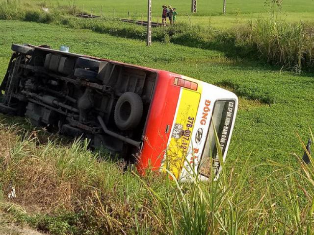 Tin tức trong ngày - Xe buýt lật nhào xuống ruộng sau va chạm với ô tô, nhiều người bị thương