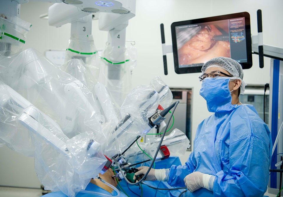 Cận cảnh bác sĩ Bệnh viện K mổ ung thư trực tràng bằng robot thông minh - 11