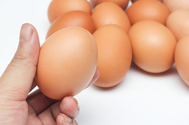 Chỉ với một ly nước bạn đã có thể kiểm tra được độ tươi của trứng và cách bảo quản đúng - 3
