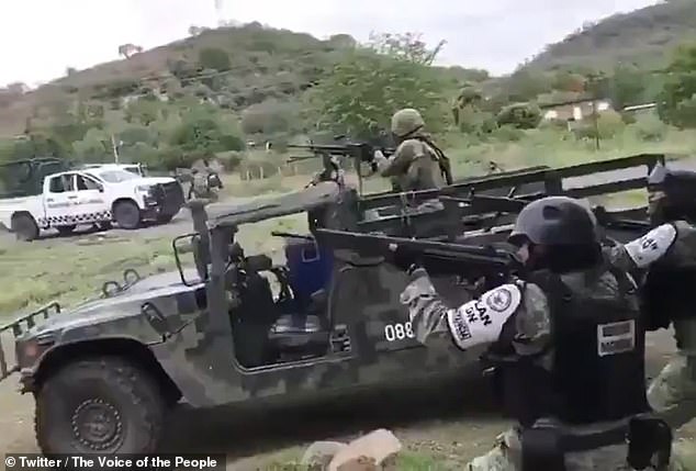 Binh sĩ quân đội Mexico giao tranh với băng đảng ma túy.