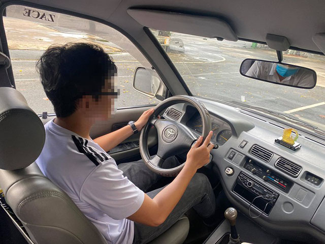 Tư vấn - Tranh cãi việc phạt người ngồi sau không thắt dây an toàn