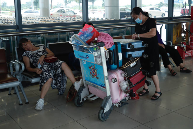 &nbsp;Hành khách đợi nhau, nhất là đối với nhóm đi theo đoàn, thường gây ùn tắc tạm thời khi vào cửa kiểm tra an ninh.&nbsp;Việc mang theo nhiều hành lý khiến thời gian làm thủ tục check-in mất nhiều thời gian hơn.