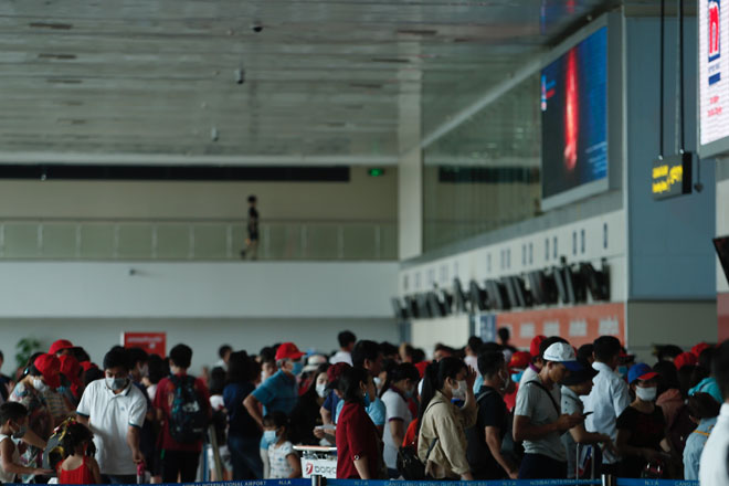 &nbsp;Do lượng khách đổ về đông nên việc check-in mất rất nhiều thời gian, sau đó hành khách phải tiếp tục chờ đợi tại khu kiểm tra an ninh hàng không.