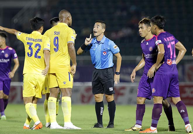 Trọng tài Mai Xuân Hùng bị cầu thủ Nam Định phản ứng ở trận đấu với Sài Gòn ngày 18/7.
