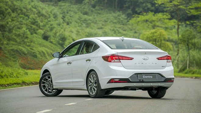 Đánh giá: Lăn bánh hơn 700 triệu đồng, có nên mua Hyundai Elantra? - 6