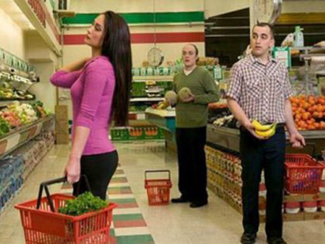 Tranh vui - Bắt quả tang các quý ông "hư hỏng" khi đứng cạnh người đẹp