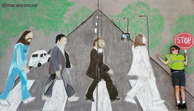 Cậu em trai Camden trong bức tranh tái hiện cảnh ban nhạc Beatles nổi tiếng với 4 chàng lãng tử bước qua vạch kẻ&nbsp;đường&nbsp;dành cho người đi bộ trên đại lộ&nbsp;Abbey.