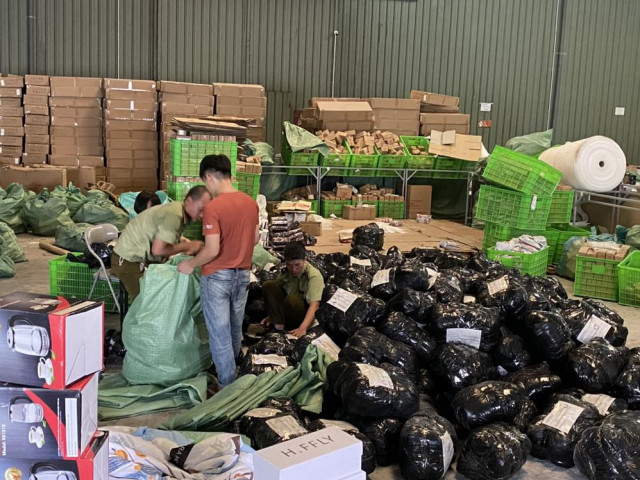 Thị trường - Tiêu dùng - Kho hàng nghi lậu trong cảng ICD Mỹ Đình: Hải quan nói gì?