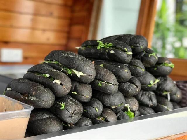 Thị trường - Tiêu dùng - Bất ngờ về nguyên liệu đặc biệt tạo ra chiếc bánh mì "bóng đêm" gây sốt MXH