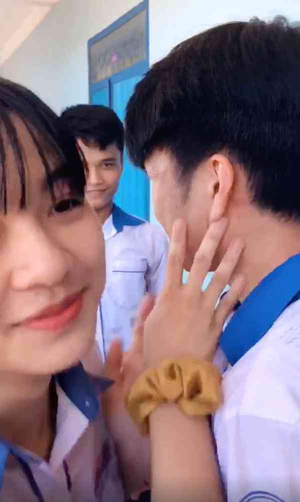 Nữ sinh quay clip trao nụ hôn chia tay tới từng bạn trong lớp, hội nam sinh "mừng hụt" - 3