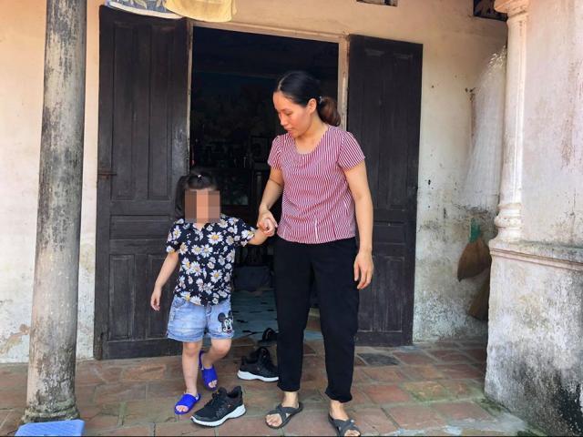 Tin tức trong ngày - Mẹ nghèo nuốt nước mắt nhìn con đập phá, 5 tuổi vẫn chưa biết gọi tiếng “mẹ ơi”