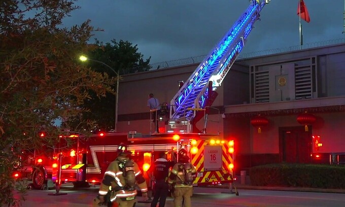 Lính cứu hỏa quan sát bên ngoài trong khi nhân viên trong Lãnh sự quán Trung Quốc ở Houston (Mỹ) đốt tài liệu bên trong (ảnh: NY Post)