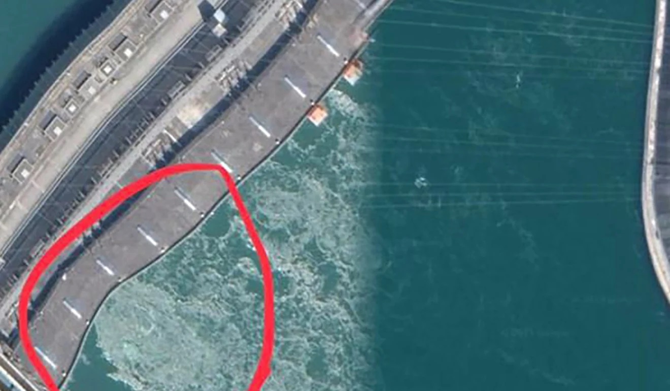 Hình ảnh được cho là từ Google Maps làm dấy lên đồn đoán về sự biến dạng của đập Tam Hiệp, tuy nhiên quản lý tập đoàn Tam Hiệp cho biết bức ảnh này&nbsp;không phản ánh&nbsp;đúng sự thật.