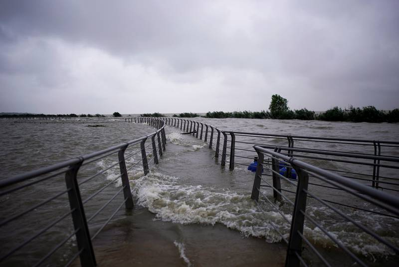 Nước dâng ngập cầu tại hồ Thái Hồ, Trung Quốc (ảnh: Xinhua)&nbsp;