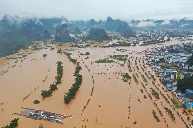 Tình trạng ngập nặng ở huyện Yangshuo, tỉnh Quảng Tây, Trung Quốc, hôm 7/6. Ảnh: Reuters