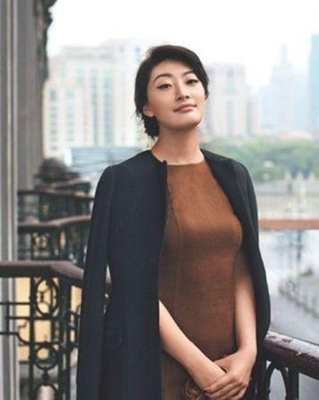 Khi mới vào làm việc, cô là trợ lý giám đốc quản lý tài sản tại trụ sở ở Hàng Châu. Nhưng sau đó, Zong Fuli nhanh chóng được đề bạt lên phó giám đốc rồi đảm nhận chức vụ tổng giám đốc công ty quần áo trẻ em Hàng Châu Wahaha.
