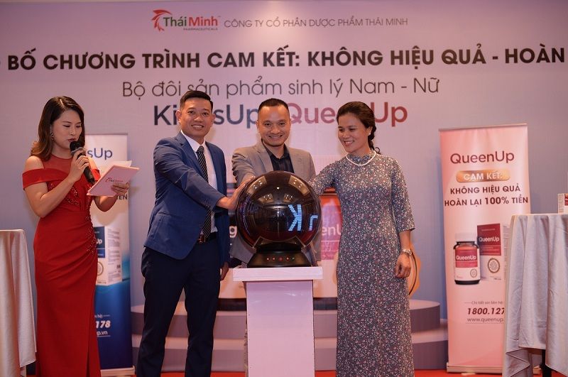 Ông Nguyễn Quang Thái – Chủ tịch HĐQT công ty Thái Minh và đại diện nhãn hàng KingsUp chung tay kích hoạt quả cầu cam kết