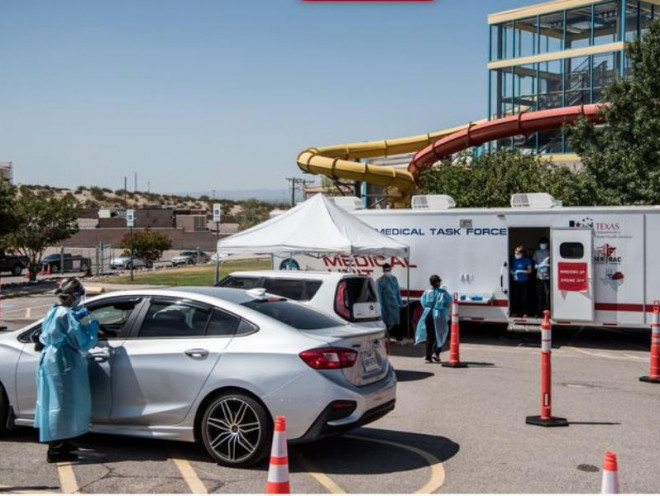 Y tá ở TP El Paso, bang Texas đang lấy mẫu xét nghiệm cho người dân. Ảnh: GETTY/CNN