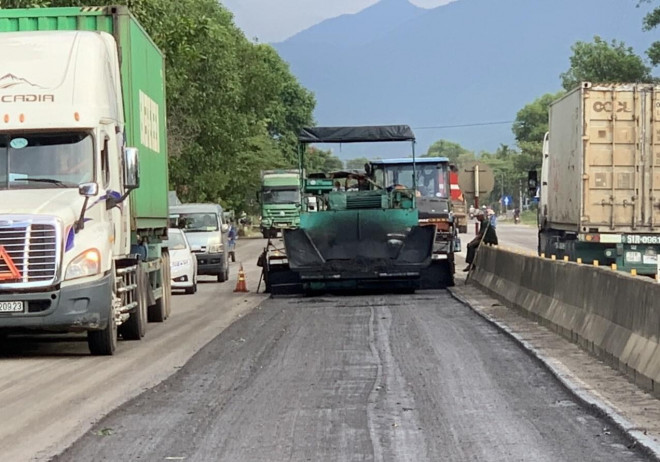 Các đơn vị BOT và đơn vị quản lý đường bộ tiến hành cào bóc, sửa chữa các đoạn đường xảy ra hiện tượng hằn lún vệt bánh xe. (Ảnh: QL1 đoạn phía bắc TP Huế)