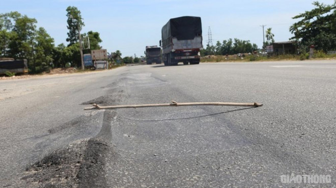Mặt đường trồi nhựa nếu không được khắc phục kịp thời có thể gây mất ATGT. (Ảnh: Hằn lún xảy ra trên tuyến tránh TP Hà Tĩnh ngày 17/7/2020)