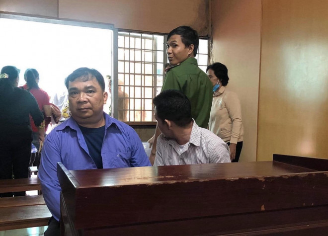 Bị cáo Bùi Thanh Phát (trái) cài định vị vào xe máy của vợ vì nghi ngờ vợ ngoại tình