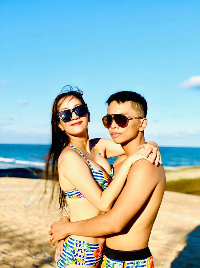 Khánh Thi và Phan Hiển là cặp đôi “cô – trò” đặc biệt trong showbiz Việt. Hơn chồng 12 tuổi, lại từng là cô giáo của ông xã nhưng tình cảm của cả hai đã minh chứng họ là “một nửa” đích thực của nhau.
