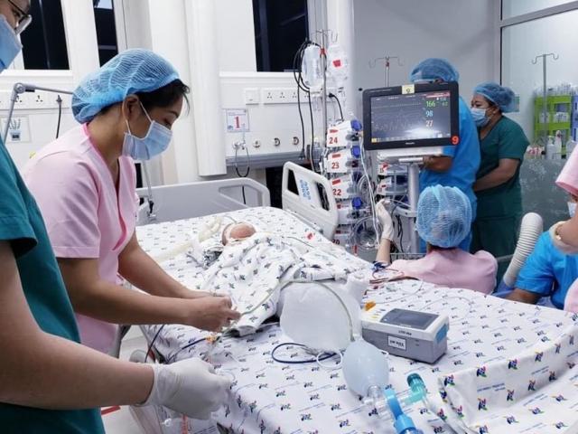 Sức khỏe đời sống - Diễn biến sức khỏe của cặp song sinh Trúc Nhi – Diệu Nhi: Một bé đã cai máy thở 