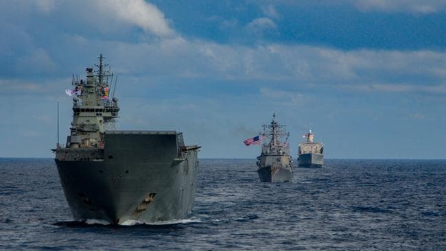 Tàu đổ bộ trực thăng HMAS Canberra trong một cuộc tập trận quân sự.