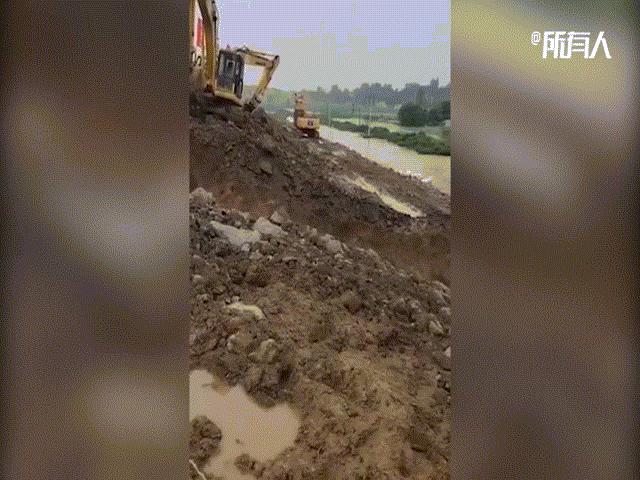 Thế giới - Video: Vỡ đê ở TQ, 5 máy xúc bị nước lũ "nuốt chửng" trong nháy mắt