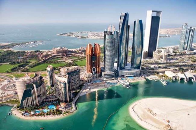 Tuy nhiên, mọi thứ đã thay đổi kể từ khi khu vực này tìm thấy dầu. Năm 1961, ở Abu Dhabi một vài tòa nhà thấp tầng và con đường trải nhựa đầu tiên đã được hoàn thành. 
