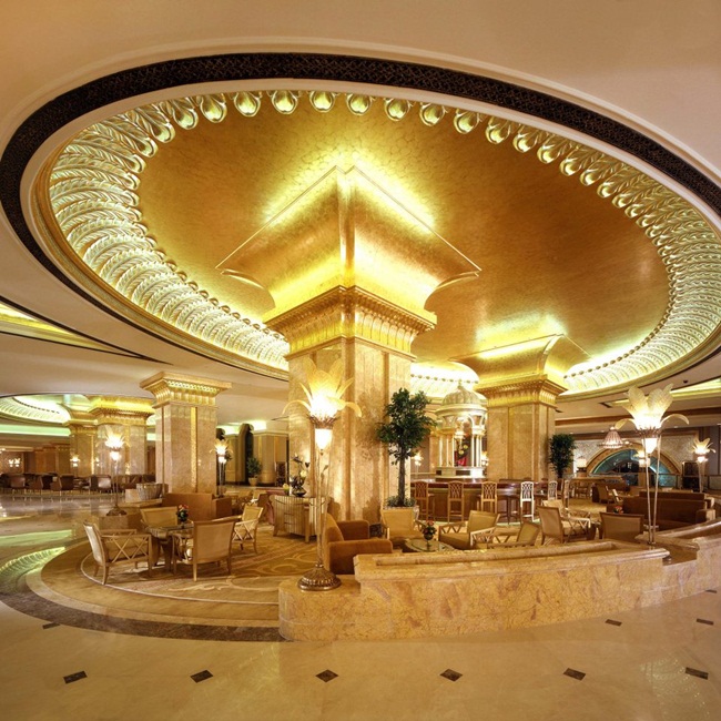 Ngoài những công trình ấn tượng, đường phố không hiếm siêu xe và các dịch vụ xa hoa thì khách sạn dát vàng ở Abu Dhabi cũng nổi tiếng.
