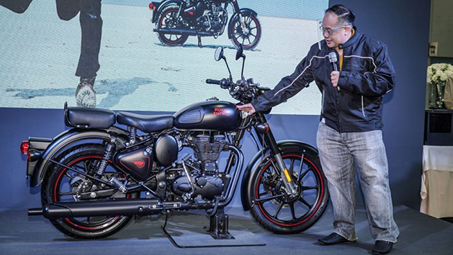 Toàn bộ các chi tiết trên Royal Enfield Classic 500 Stealth Black Edition như bình xăng, dè chắn bùn, ốp hông, vành xe và ống xả đều có màu đen nhám
