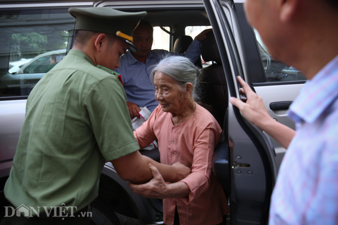 Bà mẹ VNAH Nguyễn Thị Bé, 97 tuổi (Bắc Cạn) có 11 người con nhưng có 2 con là liệt sĩ được nhân viên hậu cần chăm sóc tận tình khi vừa đặt chân tới Thủ đô.