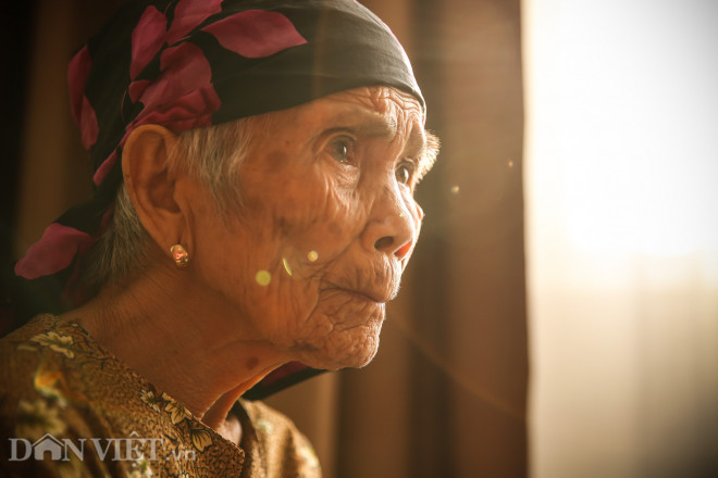 Trong trí nhớ không còn nguyên vẹn, mẹ kể lại kỷ niệm ngày còn tham gia kháng chiến: "Ngày ấy khổ lắm, đâu đâu cũng đói khát. Chồng đi kháng chiến, tôi một tay nuôi 7 người con, vừa nuôi con vừa phải tham gia hỗ trợ cách mạng. Ngày thì đi làm ruộng, tối đến thì đi làm liên lạc cho cách mạng, họp hành nhiều lắm. Thế nhưng tôi vẫn cố vì nghĩ sẽ có ngày đất nước được độc lập, các con mình được ăn học no đủ nên quyết tâm lắm" - bà Sự kể.