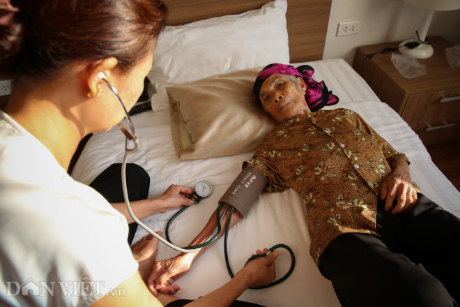 Người phụng dưỡng mẹ Sự cho biết, dù tuổi cao, sức cũng đã yếu nhiều nhưng mẹ vẫn tham gia sinh hoạt Đảng tại địa phương. Ở nhà mẹ vẫn quét dọn, tự sinh hoạt, hỗ trợ con cái trong công việc nhà.