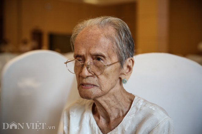 Cận kề kỷ niệm Ngày thương binh liệt sĩ, mẹ Ngô Thị Quýt, 95 tuổi (phường 5, quận Gò Vấp, TP.HCM) tâm sự với PV về câu chuyện cuộc đời mẹ. Mẹ có chồng hy sinh trong kháng chiến chống Pháp và 1 con là liệt sĩ, hy sinh trong kháng chiến chống Mỹ. Mẹ Quýt cũng là người hoạt động kháng chiến, từng bị địch bắt, bị đày ra Côn Đảo. Mẹ kể, sau khi kết hôn không lâu cả mẹ và chồng đều đi hoạt động cách mạng. Năm 1948 chồng mẹ hy sinh, lúc đó con trai của mẹ mới 3 tuổi. Mẹ để lại con cho ông bà ngoại nuôi tiếp tục sự nghiệp hoạt động kháng chiến.