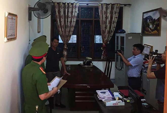 Công an khám xét phòng làm việc quyền Trưởng phòng Chính sách thuộc Ban Dân tộc tỉnh Nghệ An (Ảnh FB)