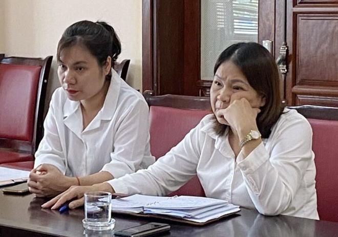 Hai phụ nữ mạo danh nhà báo cùng giấy giới thiệu&nbsp; .