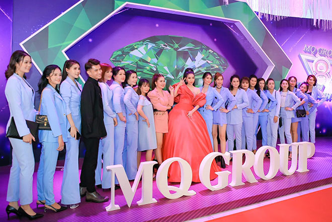 CEO Đoàn Thanh Tuyền cùng các giám đốc và nhà phân phối tại sự kiện