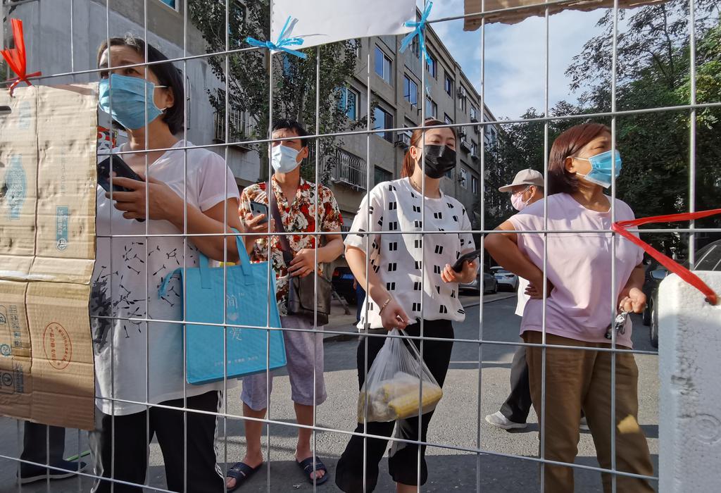 Xếp hàng chờ xét nghiệm Covid-19 ở Đại Liên (ảnh: China Daily)