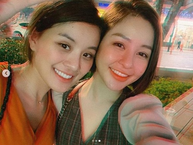 Ngoài mẹ, chị gái là người thân thiết và luôn động viên cô mỗi khi gặp khó khăn. Trâm Anh là con gái thứ hai trong một gia đình có 3 anh chị em. Cô có chị gái lớn đang kinh doanh cửa hàng đồ da và một em trai nhỏ.
