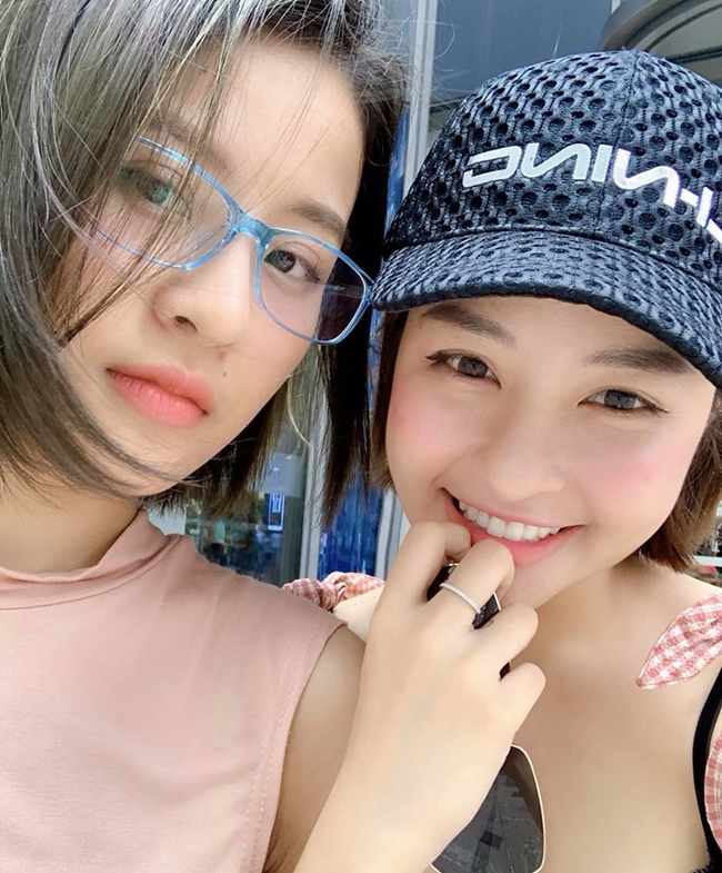 Trong một bài báo, người đẹp tiết lộ cô và chị gái đã trưởng thành, hoàn toàn tự lập về kinh tế. Cả hai đều bén duyên kinh doanh từ sớm nhờ quan sát cách mẹ làm việc từ lúc nhỏ.
