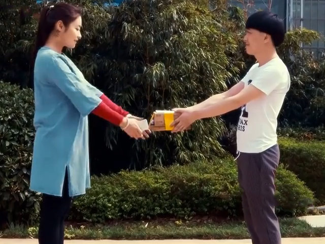 Video Clip Cười - Lần đầu tiên gặp em nên anh còn nhiều ngại ngùng